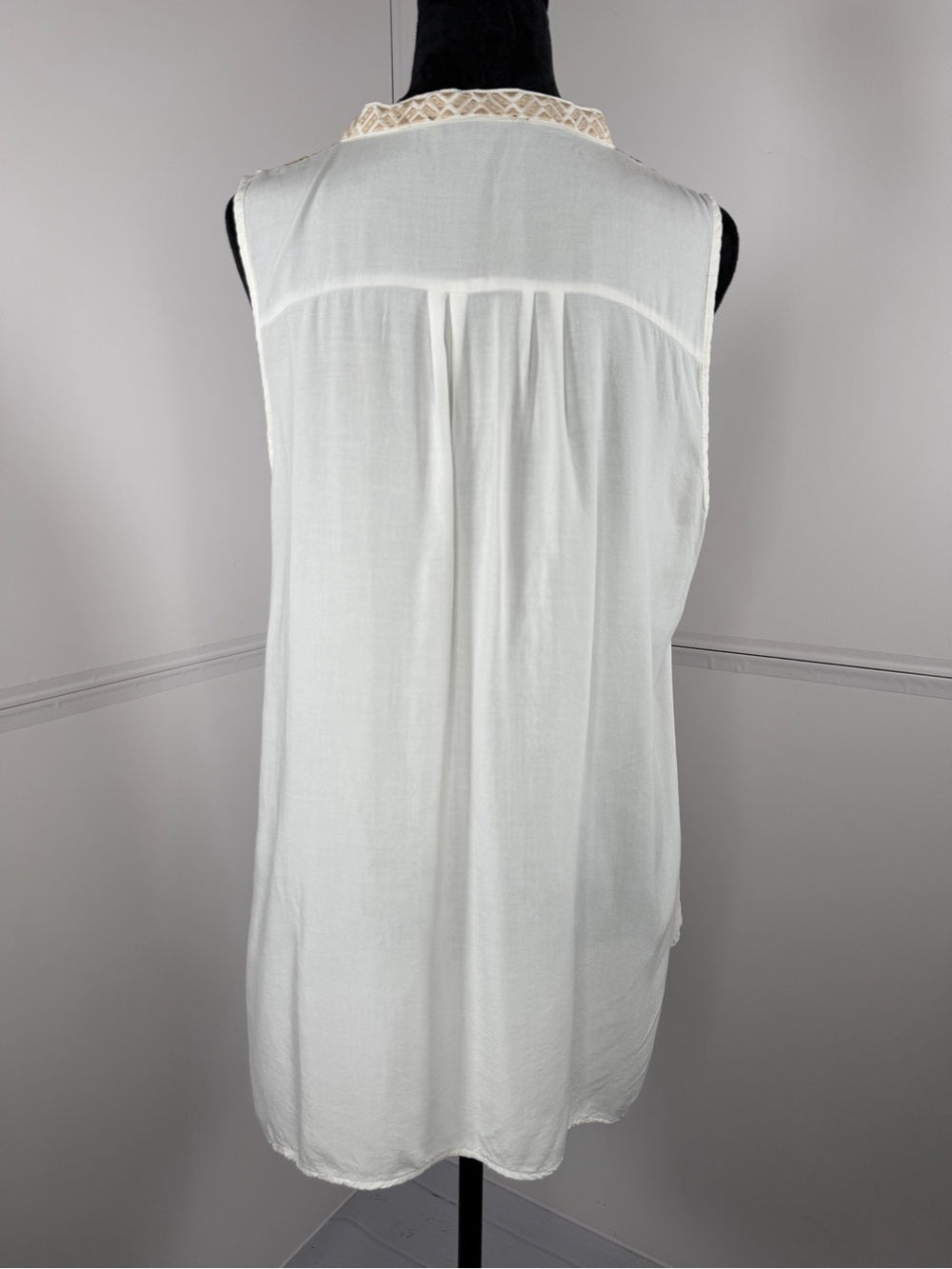 Andree by Unit White Embroidered Floral Sleeveless Tunic Top Size Medium