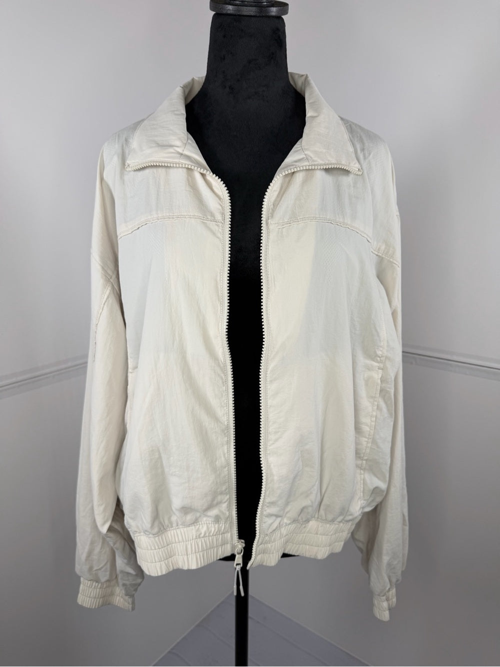 NWOT Gilly Hicks Cream Lightweight Zip Front Windbreaker Jacket Size Large
