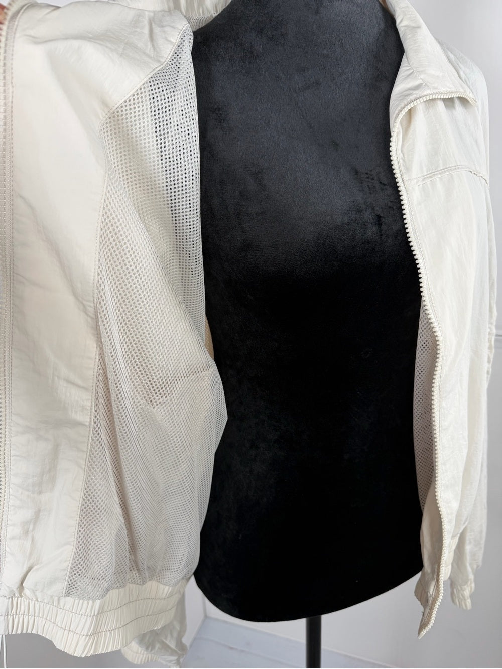 NWOT Gilly Hicks Cream Lightweight Zip Front Windbreaker Jacket Size Large