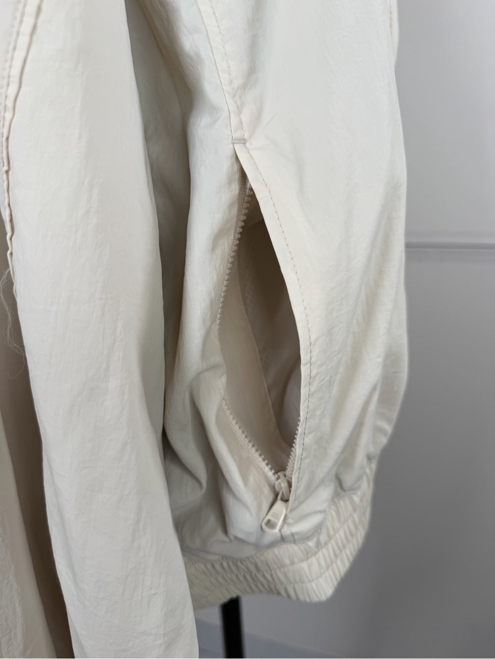 NWOT Gilly Hicks Cream Lightweight Zip Front Windbreaker Jacket Size Large