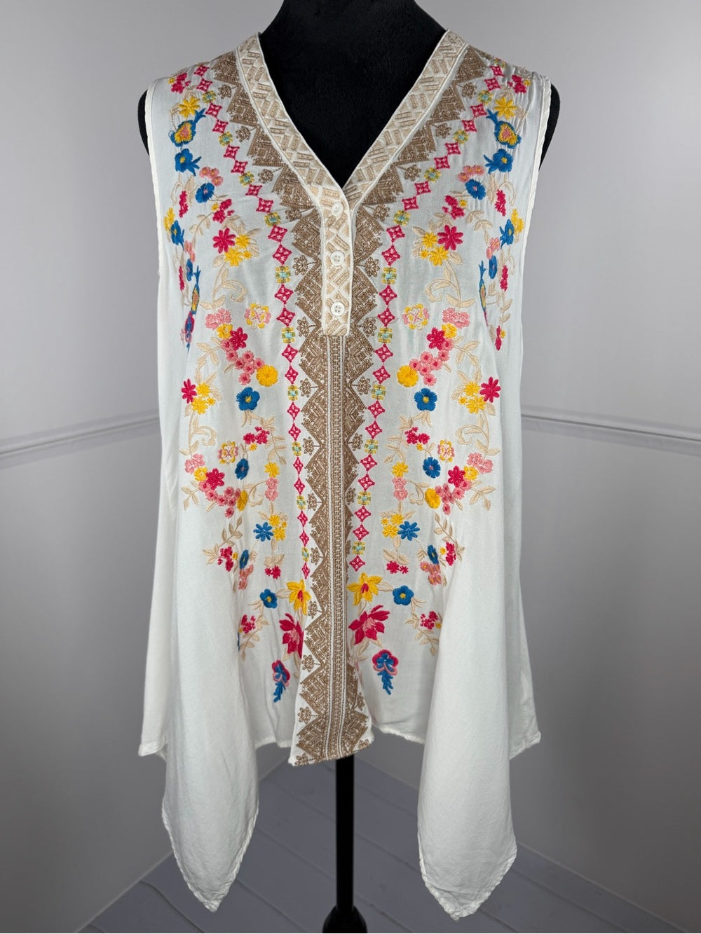 Andree by Unit White Embroidered Floral Sleeveless Tunic Top Size Medium