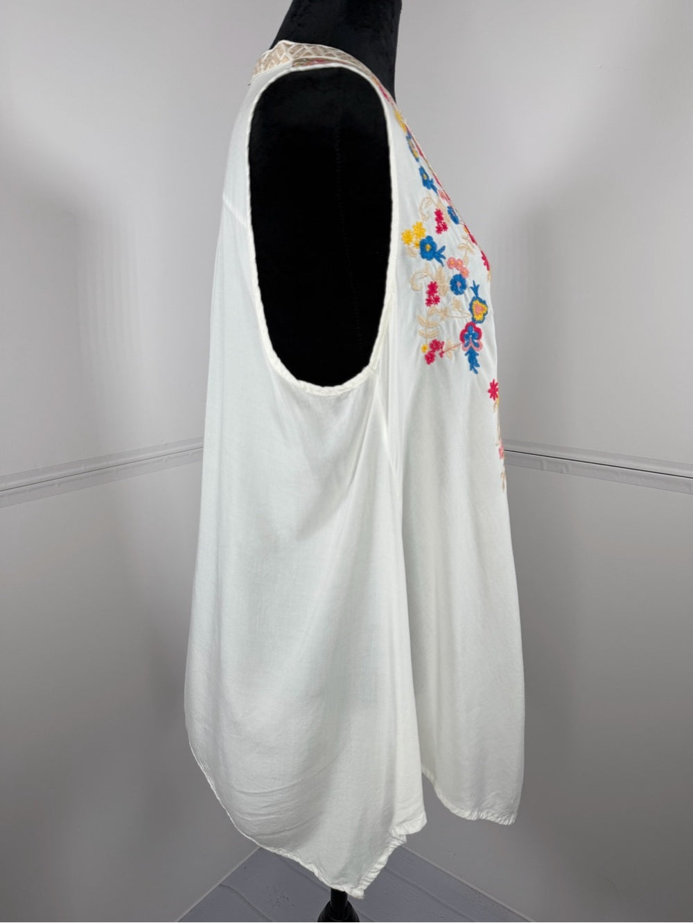 Andree by Unit White Embroidered Floral Sleeveless Tunic Top Size Medium