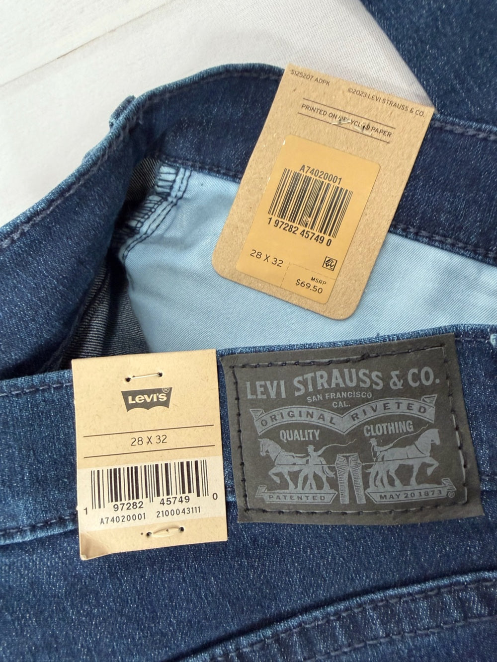 NWT Levi's 314 Shaping Straight Jeans Womens Size 28 x 32 Dark Wash