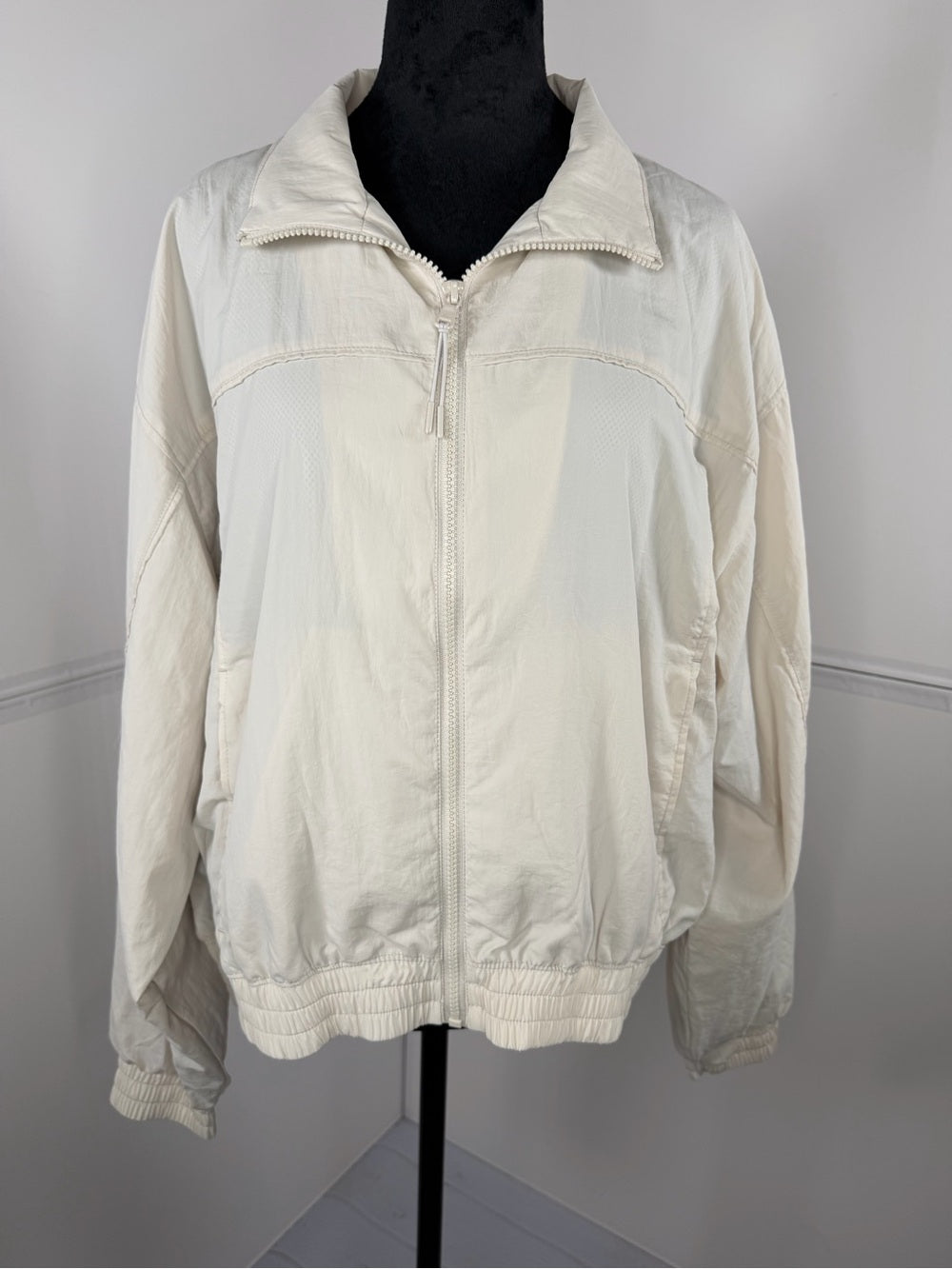 NWOT Gilly Hicks Cream Lightweight Zip Front Windbreaker Jacket Size Large